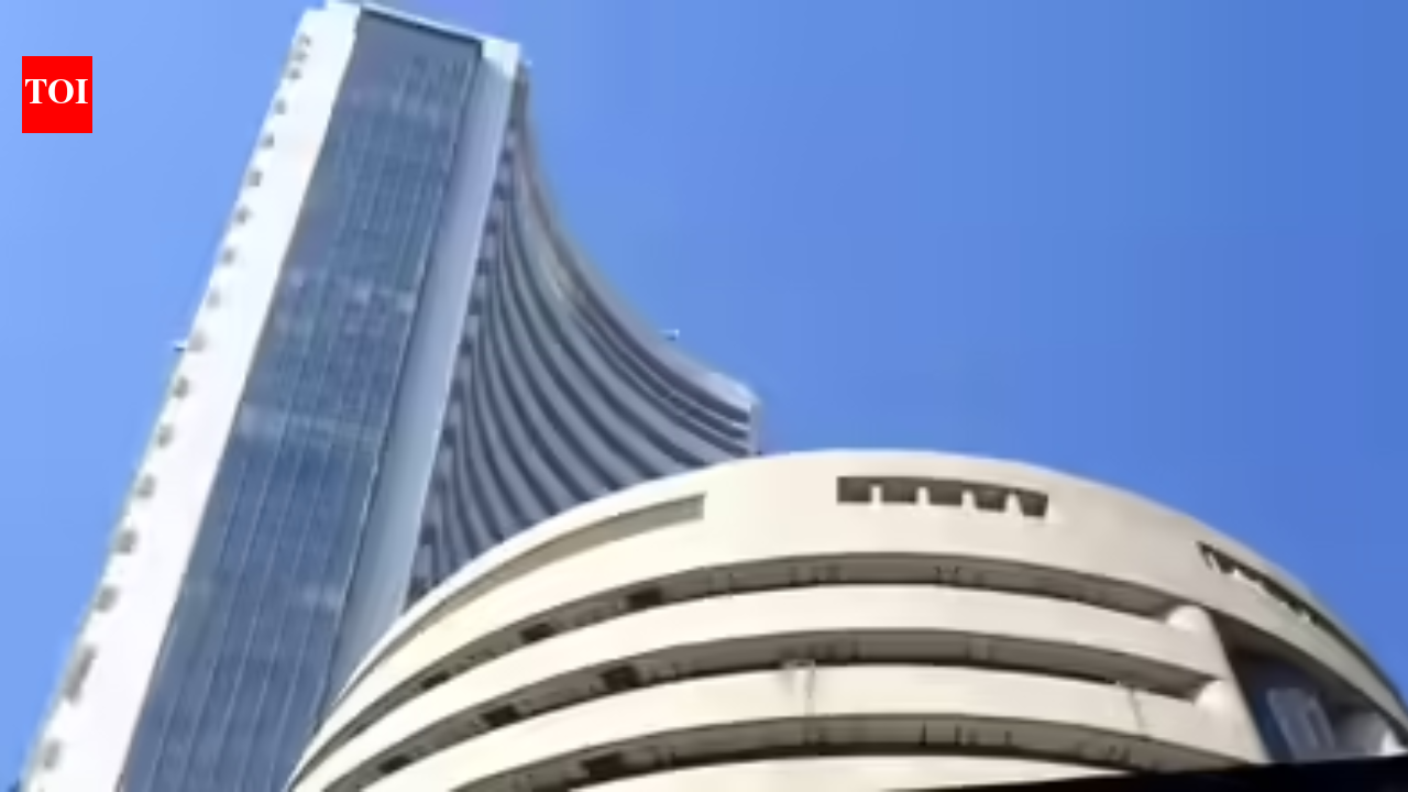Sensex falls 559 pts on IT selloff